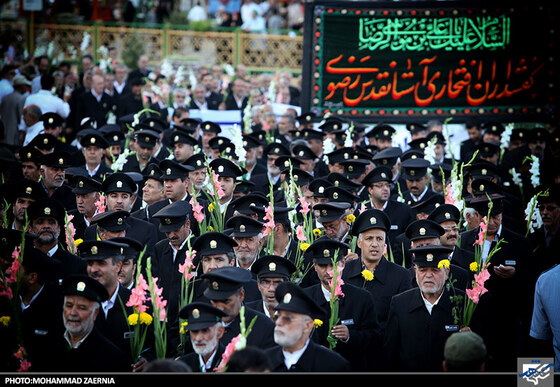 گلباران حرم رضوی توسط خادمان