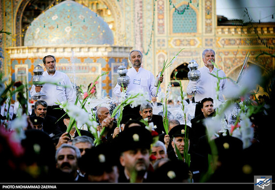 گلباران حرم رضوی توسط خادمان