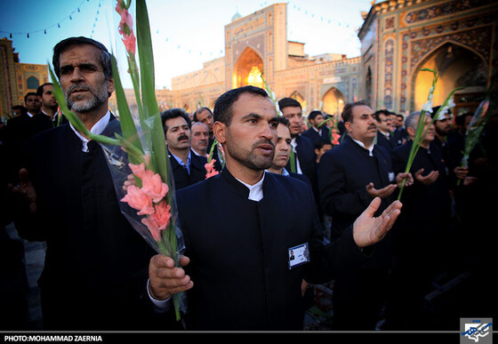 گلباران حرم رضوی توسط خادمان