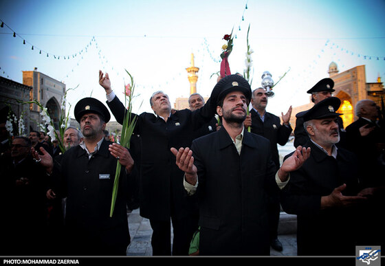 گلباران حرم رضوی توسط خادمان