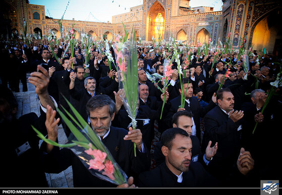 گلباران حرم رضوی توسط خادمان