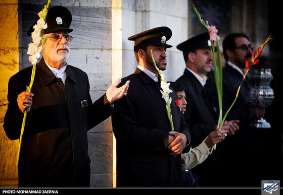 گلباران حرم رضوی توسط خادمان