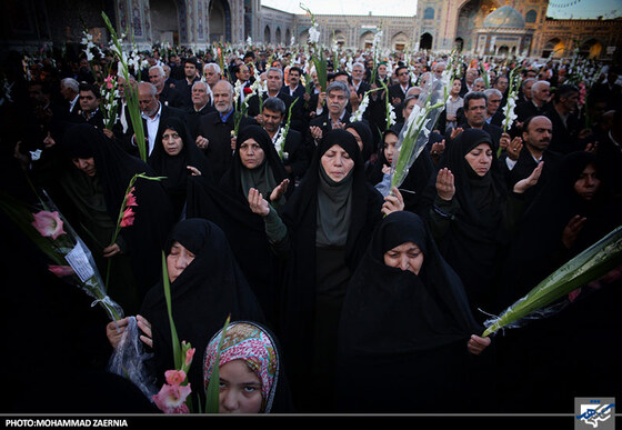 گلباران حرم رضوی توسط خادمان