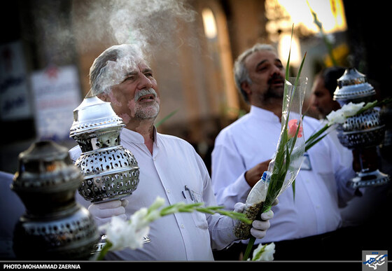 گلباران حرم رضوی توسط خادمان