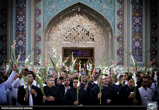 گلباران حرم رضوی توسط خادمان