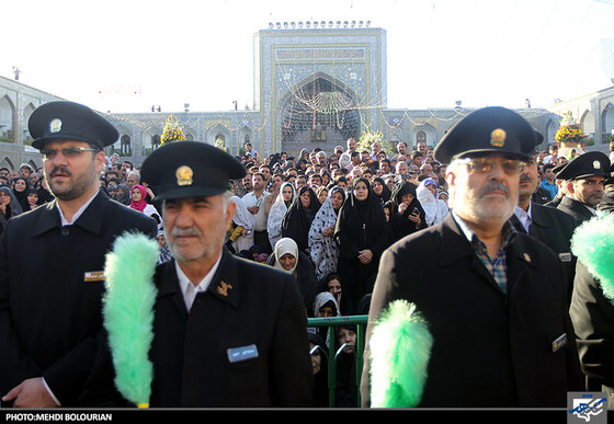 تعویض پرچم گنبد حرم رضوی