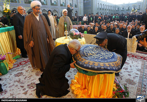 تعویض پرچم گنبد حرم رضوی