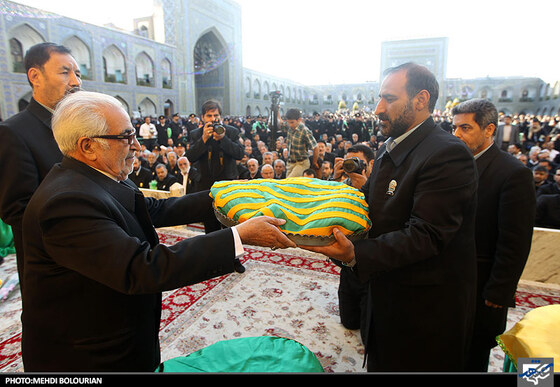 تعویض پرچم گنبد حرم رضوی