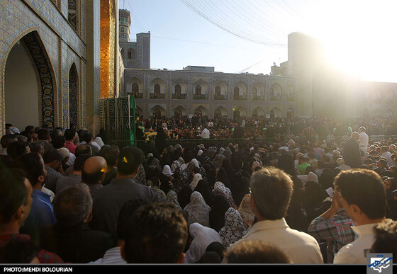 تعویض پرچم گنبد حرم رضوی