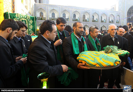 تعویض پرچم گنبد حرم رضوی