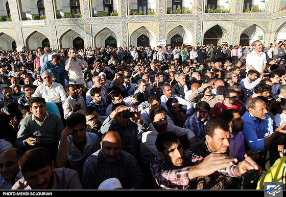 تعویض پرچم گنبد حرم رضوی