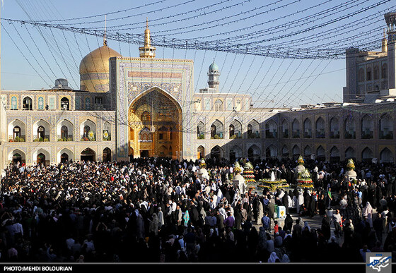 تعویض پرچم گنبد حرم رضوی