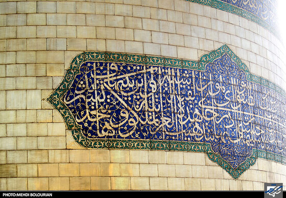 تعویض پرچم گنبد حرم رضوی