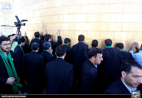 تعویض پرچم گنبد حرم رضوی