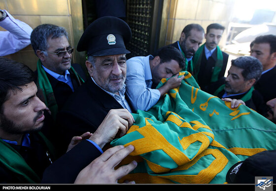 تعویض پرچم گنبد حرم رضوی