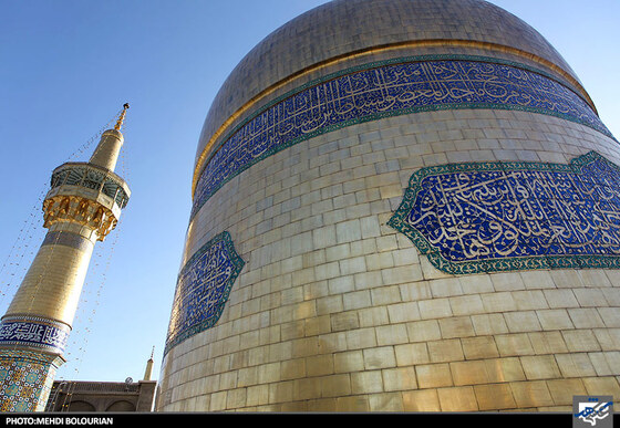 تعویض پرچم گنبد حرم رضوی