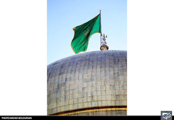 تعویض پرچم گنبد حرم رضوی