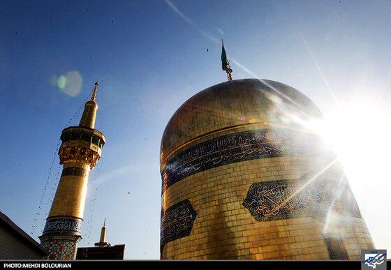 تعویض پرچم گنبد حرم رضوی