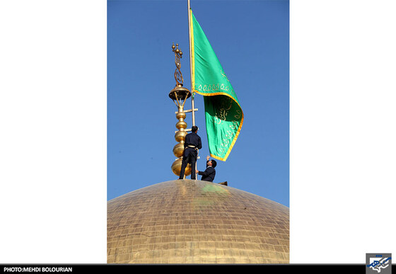 تعویض پرچم گنبد حرم رضوی