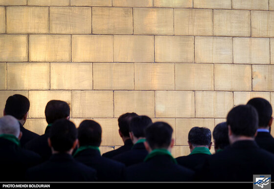 تعویض پرچم گنبد حرم رضوی