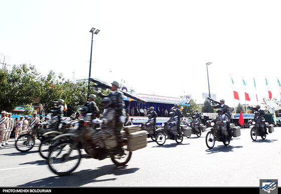 رژه یگان های موتوری ارتش در مراسم رژه نیروهای مسلح در مشهد