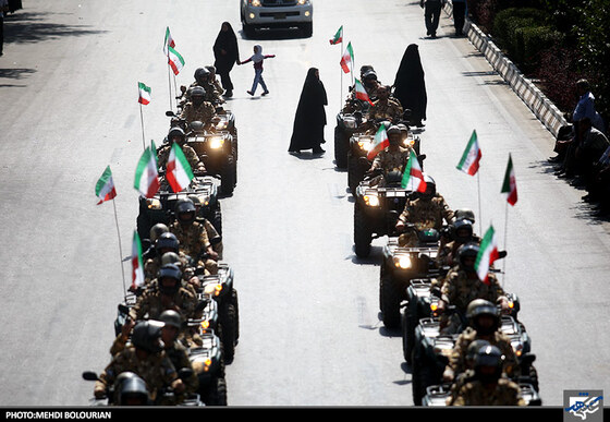 رژه یگان های موتوری ارتش در مراسم رژه نیروهای مسلح در مشهد