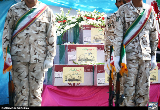 پیکر 6 شهید گمنام دفاع مقدس در مراسم رژه نیروهای مسلح در مشهد