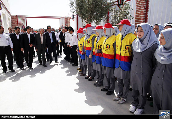 آتش نشانان داوطلب درمراسم افتتاح همزمان 2 ایستگاه آتش نشانی