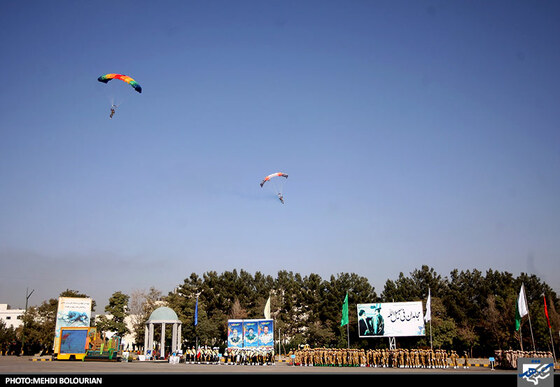 چتربازان ناجا در صبحگاه مشترک نیروی انتظامی