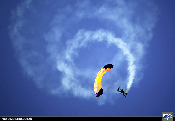 چتربازان ناجا در صبحگاه مشترک نیروی انتظامی