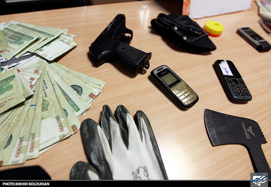 لوازم کشف شده از اعضای باند سرقت از موسسه مالی