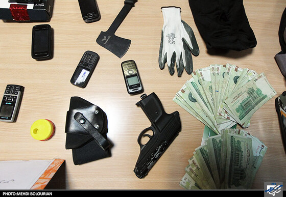 لوازم کشف شده از اعضای باند سرقت از موسسه مالی