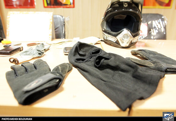 لوازم کشف شده از اعضای باند سرقت از موسسه مالی