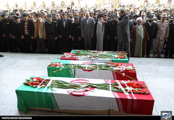 اقامه نماز توسط آیت الله علم الهدی امام جمعه مشهد در مراسم تشییع پیکر شهدای حادثه سراوان