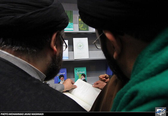 رونمایی از کتاب آفتاب در مصاف