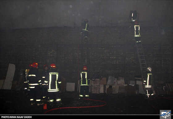  اطفای حریق انبار چوب