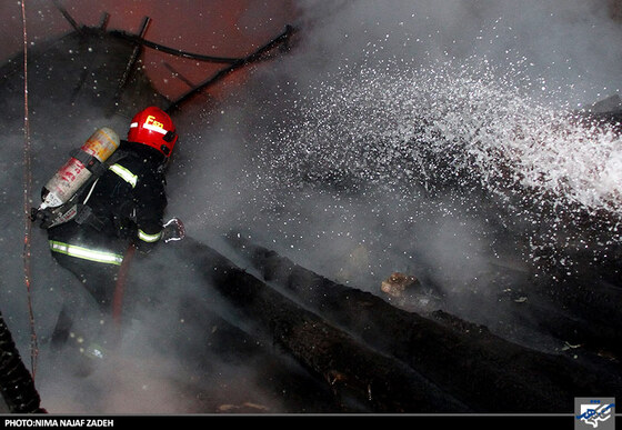  اطفای حریق انبار چوب