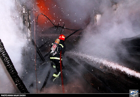  اطفای حریق انبار چوب