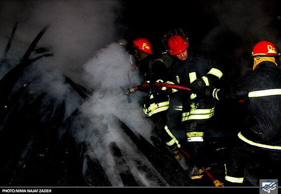  اطفای حریق انبار چوب