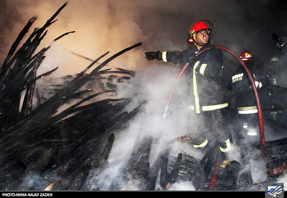  اطفای حریق انبار چوب