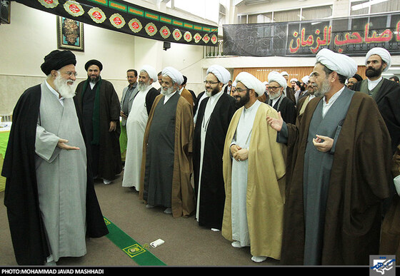 اقامه نماز ظهر و عصر به امامت آیت الله علم الهدی 