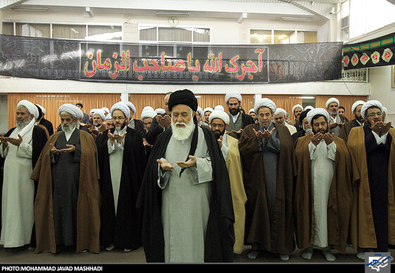 اقامه نماز ظهر و عصر به امامت آیت الله علم الهدی 
