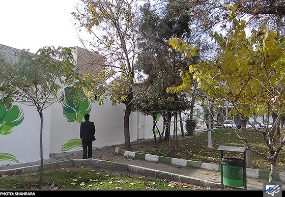 نقاشی دیواری تمام نشده و شاید این عابر ادامه طرح را در ذهنش مجسم کرده است