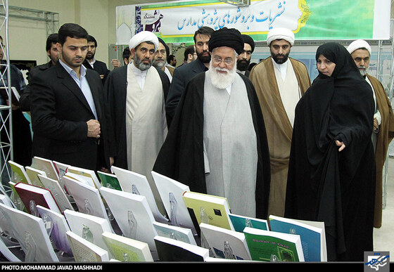 بازدید آیت الله علم الهدی امام جمعه مشهد از نمایشگاه دستاوردهای حوزه علمیه خراسان