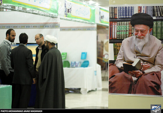 بازدید آیت الله علم الهدی امام جمعه مشهد از نمایشگاه دستاوردهای حوزه علمیه خراسان