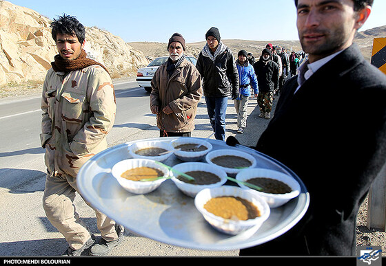 پذیرایی از زائرین پیاده امام رضا(ع)