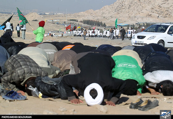 اقامه نماز ظهر و عصر زائرین پیاده امام رضا(ع)