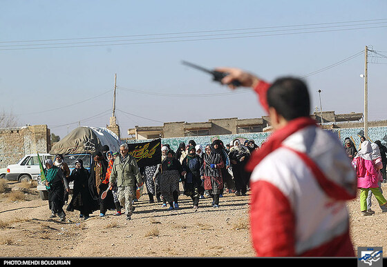 امداد رسانی هلال احمر به زائرین پیاده امام رضا(ع)