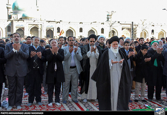 اقامه نماز جماعت ظهر پس در خاتمه راهپیمایی یوم الله 22 بهمن