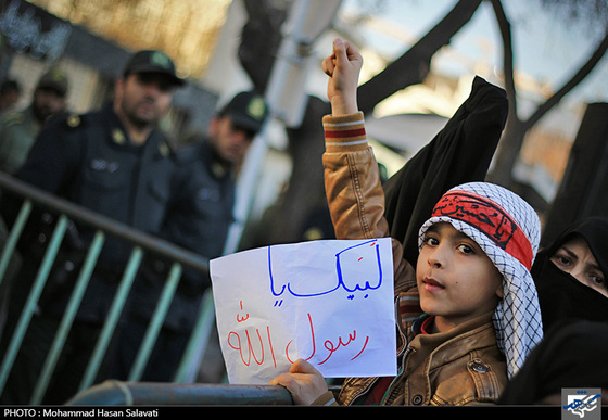 تجمع مردم مشهد در اعتراض به هتک حرمت پیامبر (ص)